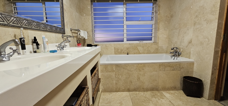 5 Bedroom Property for Sale in Middedorp Western Cape